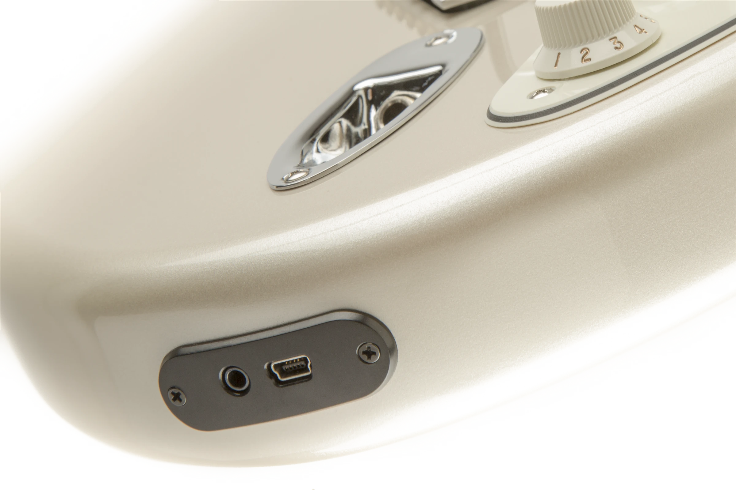 Fender® Deluxe Stratocaster® HSS with iOS Connectivity, Maple Fingerboard, Blizzard Pearl